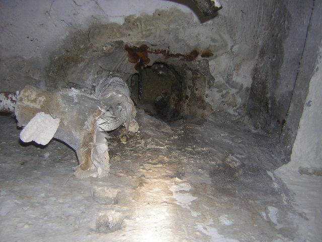 Elrohadt fűtéscső