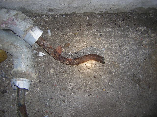 Elrohadt fűtéscső