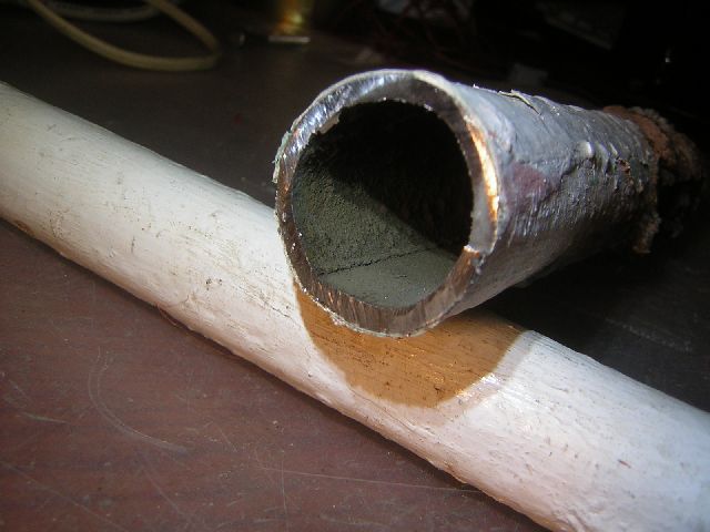 Elrohadt fűtéscső